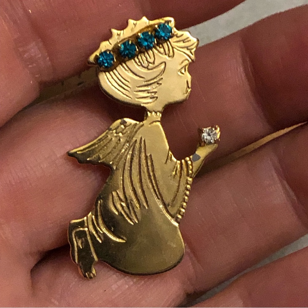 Angel pin with emerald halo
